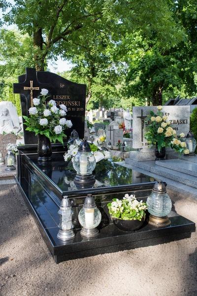 Czarny pojedyńczy nagrobek z podwójnym krzyżem